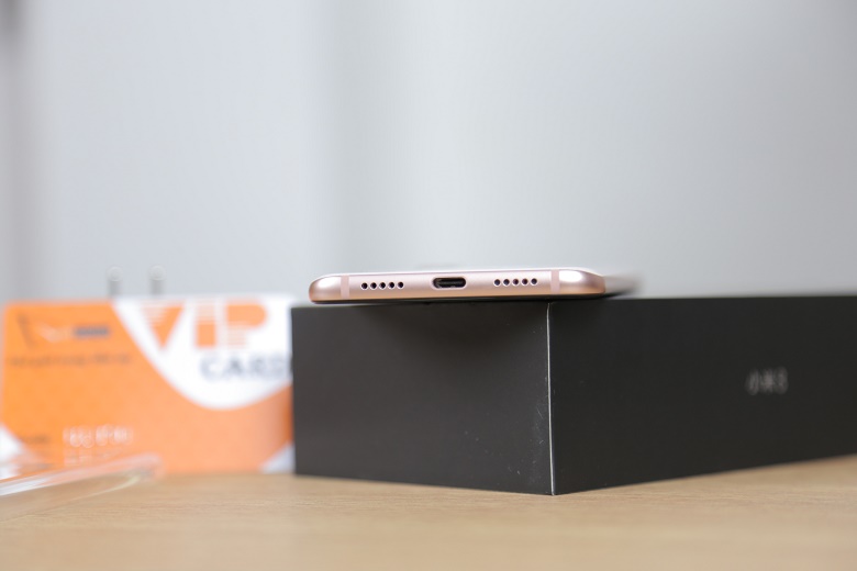 xiaomi mi 8 đánh giá thiết kế cạnh dưới