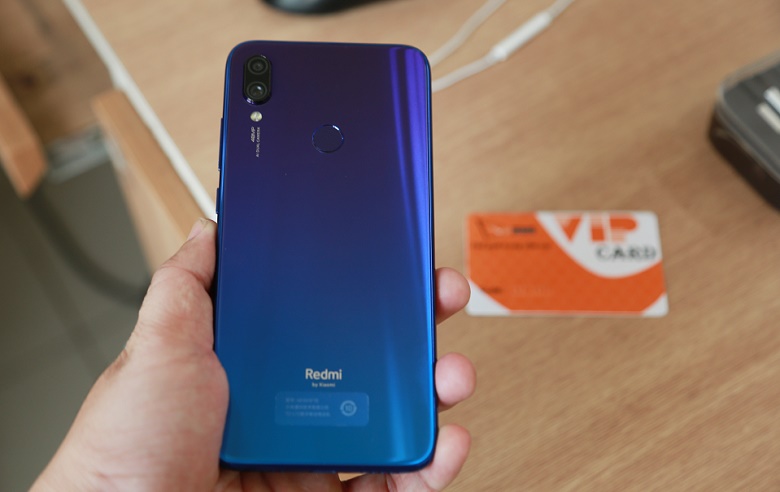 Thiết kế góc cạnh của Xiaomi Redmi Note 7