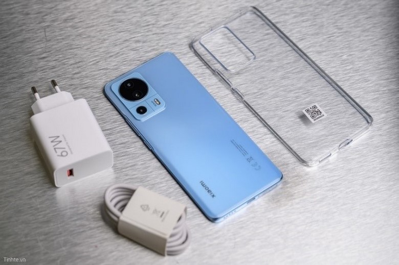 Toàn bộ phụ kiện đi kèm trong hộp của Xiaomi 13 Lite