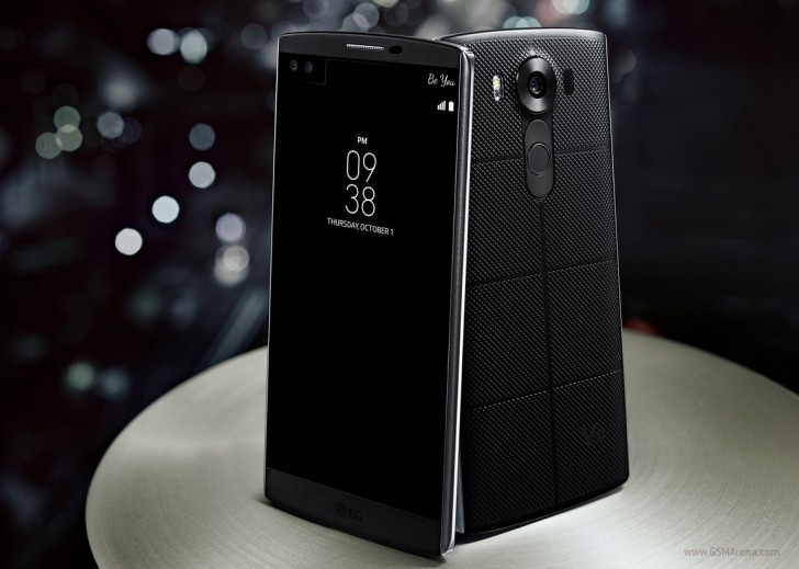 LG V10 được vát tròn khá đẹp mắt. Khung viền kim loại được lộ ra ngoài tựa như những chiếc nẹp vào hai cạnh của máy.