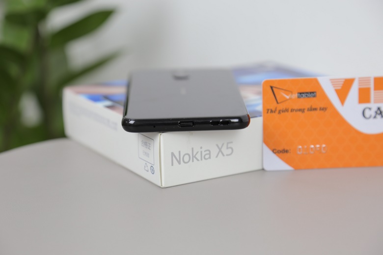 nokia x5 2018 đập hộp cạnh dưới