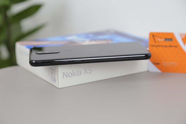 nokia x5 2018 đập hộp cạnh phải