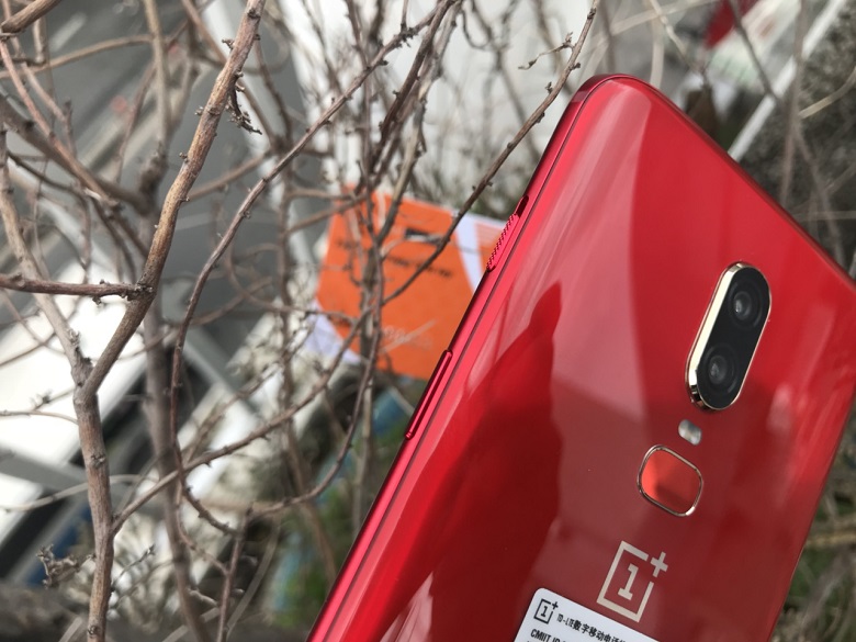 oneplus 6 màu đỏ cạnh máy