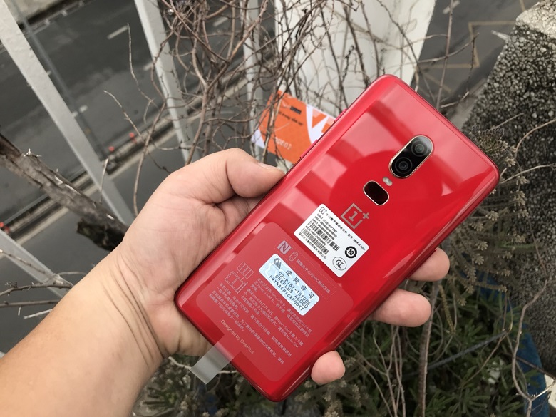 oneplus 6 màu đỏ mặt lưng
