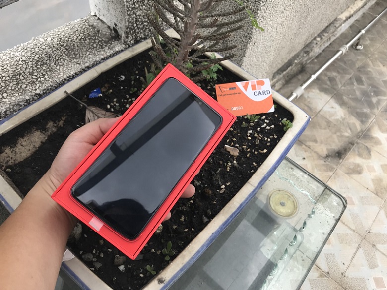 oneplus 6 màu đỏ trên tay