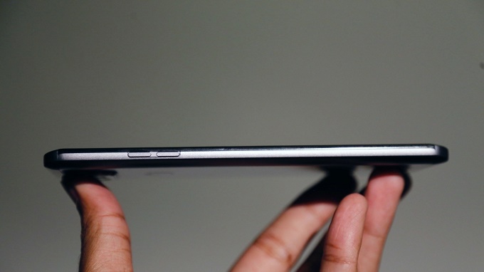 cạnh viền LG V20