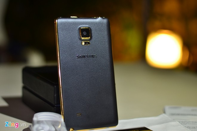Ảnh Ä'áºp há»p Galaxy Note Edge mạ và ng chá» có 10 chiếc á» VN