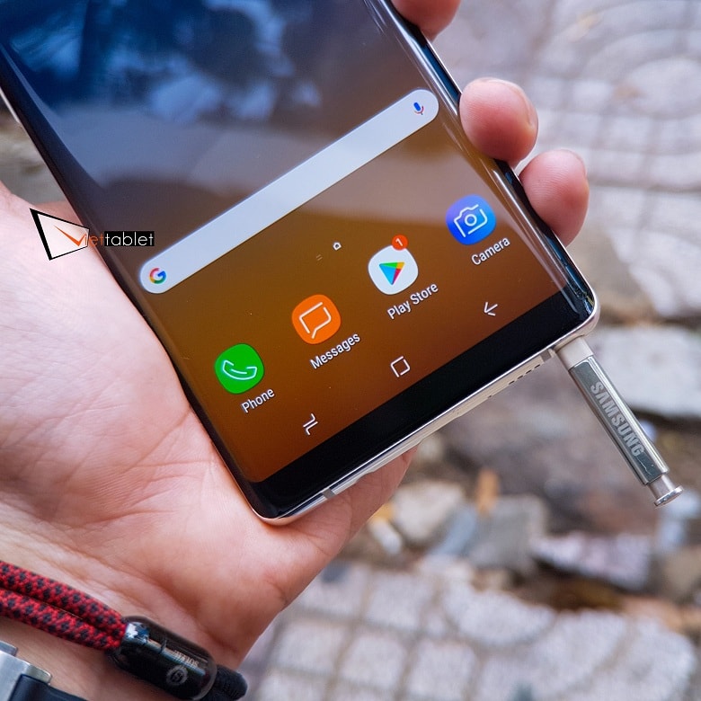 3 phím điều hướng của máy được đặt ở bên trong màn hình, nút Home của Galaxy Note 8 có 3D Touch