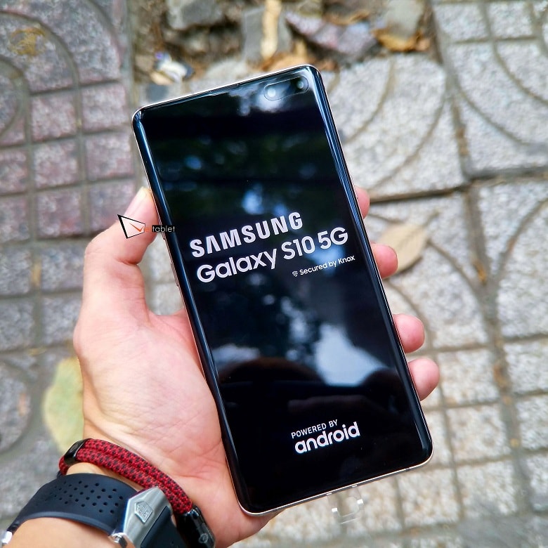 Galaxy S10 mở ra trào lưu chế hình nền che đi nốt ruồi khó chịu