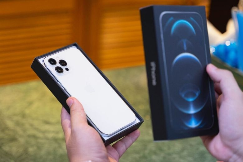 Trên tay iPhone 12 Pro Max: Siêu phẩm Smartphone màn hình to, camera xịn xò