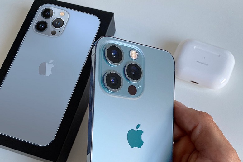 Đập hộp trên tay iPhone 13 Pro Max màu xanh Sierra bắt mắt, camera khủng,  cấu hình mạnh mẽ