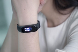 xiaomi-mi-band-4-mo-hop-min xiaomi-mi-band-4-mo-hop-min
