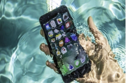 iphone-7-pool-tests-water-splash iphone-7-pool-tests-water-splash