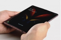 samsung-galaxy-z-fold-2-ra-mat samsung-galaxy-z-fold-2-ra-mat